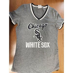 MLB PINK Chicago White Sox XS grey v neck, short sleeved top. Chicago is in blac